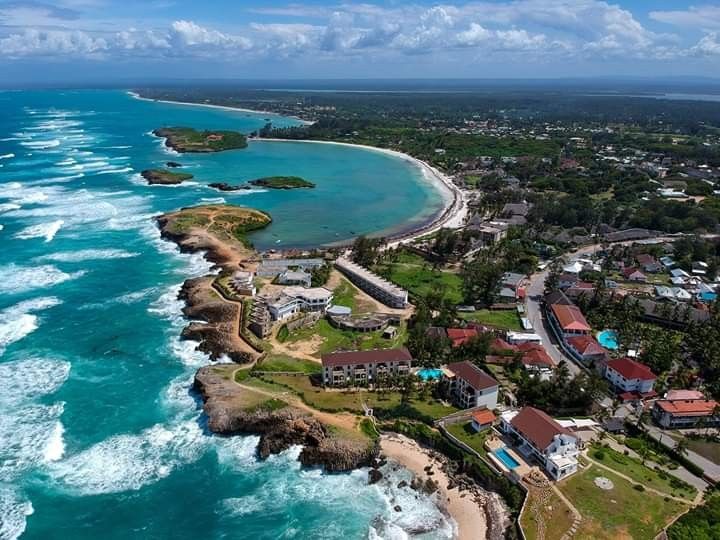 Watamu, un village côtier paisible situé sur la côte centrale du Kenya, est un joyau caché offrant des plages immaculées, une riche biodiversité marine et une harmonie parfaite entre culture et nature. Que vous recherchiez la détente ou l’aventure, Watamu est une escapade idyllique loin de l’ordinaire.