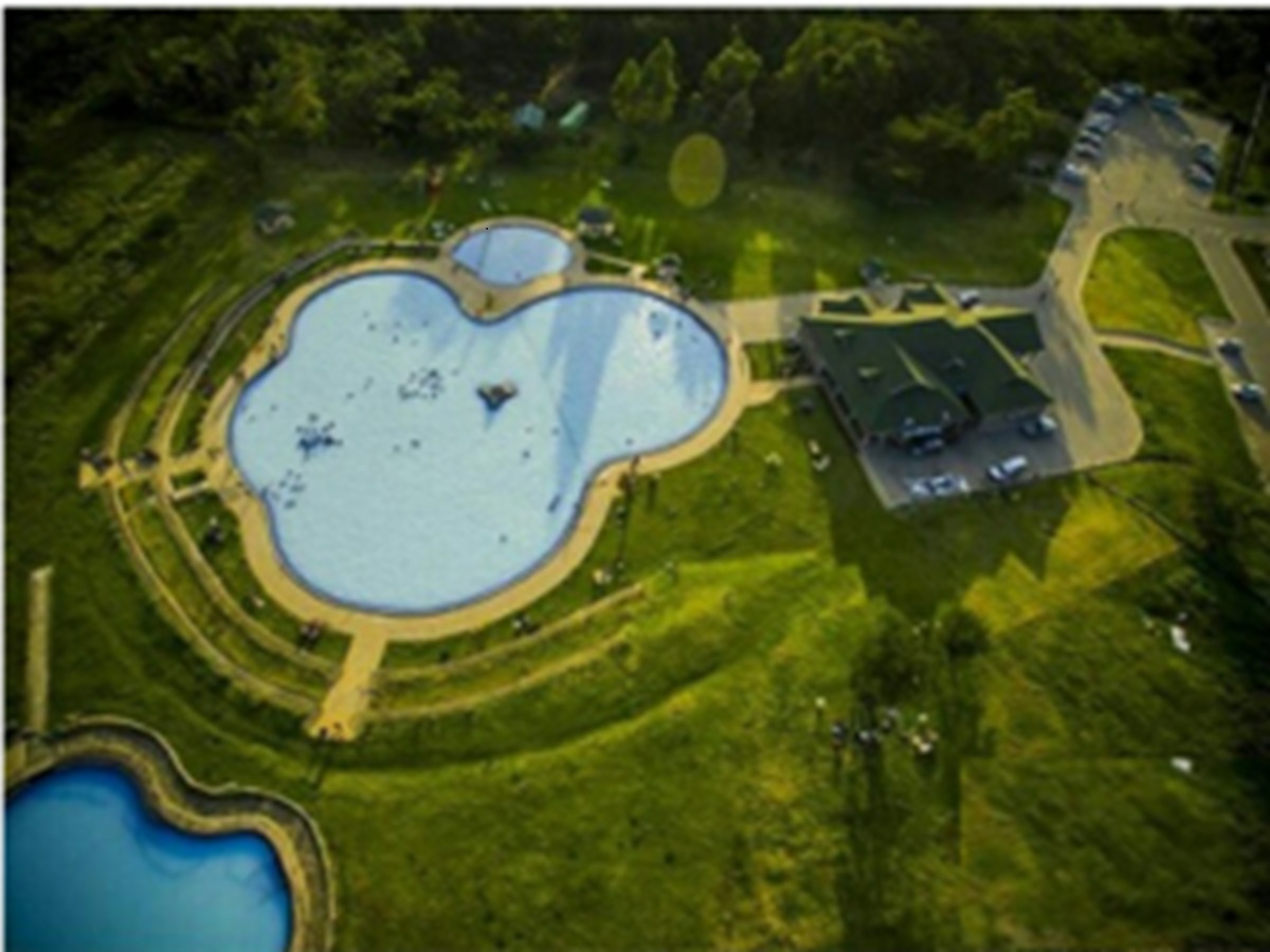 Nichée dans les paysages spectaculaires du parc national de Hell’s Gate, la piscine géothermique d’Olkaria est le plus grand spa naturel d’Afrique. Ce lieu unique offre aux visiteurs une occasion rare de se détendre dans des bassins chauffés naturellement par l’énergie géothermique,
