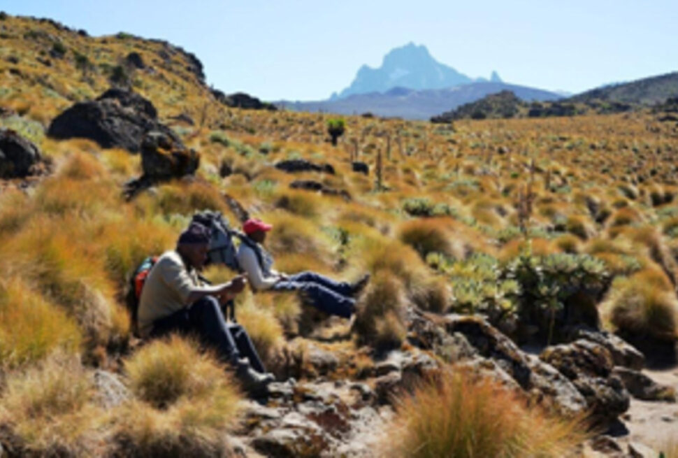 7 Raisons Spectaculaires de Rejoindre un Groupe pour le Trekking au Mont Kenya